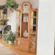 Huis staande klok in massief eik en wortelnoten hout ref.105075